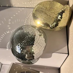 Discomirakel bal detailweergave, reflecterend glas mozaïek vakmanschap, uniek interieurdecor.
