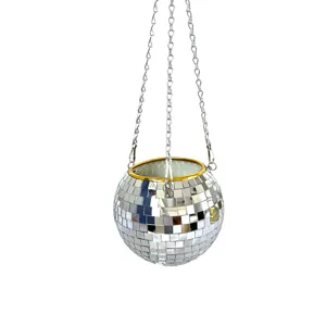 Maceta colgante de bola disco espejada con cadenas plateadas para plantas de interior.