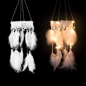 Weißer Traumfänger mit Lichterkette, Federn und Spitze als Wandbehang Detail Ansicht.