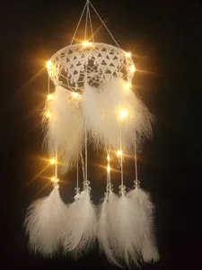Handgemachter weißer Spitzen-Traumfänger Anhänger mit LED Lichterkette und Federn für Zimmerdeko.
