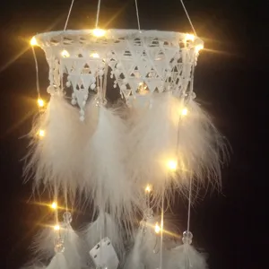 Handgemachter weißer Spitzen-Traumfänger mit Federn und LED-Lichterkette für Zimmerdekor.