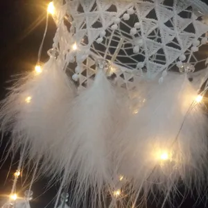 Weißer spitzen traumfänger mit federn und warmen led lichterketten hängende schlafzimmer wand dekoration