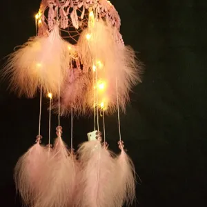 Rosa Spitze Feder Traumfänger mit LED Lichterkette, magische Nachtlicht Hängedekoration.