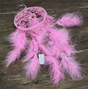 Rosa spitze traumfänger mit led-leuchten feder hängende dekoration für schlafzimmer deko