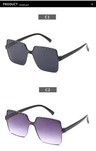 Détails des lunettes de soleil tendance à facettes et dégradé avec branches noires.