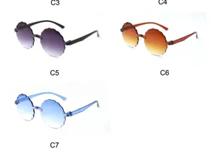 Occhiali da sole rotondi senza montatura ondulati con lenti sfumate, stile donna chic.