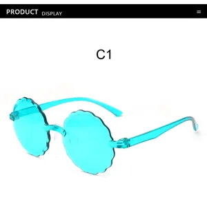Occhiali da sole rotondi senza montatura ondulati alla moda con lenti trasparenti ciano chiaro.
