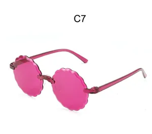 Detailansicht von süßen pinken kinder sonnenbrillen mit wellenförmigem rahmen design.