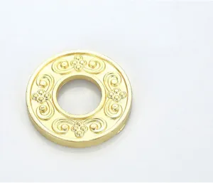 Goldfarbene Zinklegierung Vintage dekorative Flanschabdeckung mit geprägten Mustern.