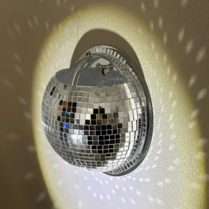 Nahaufnahme des wandmontierten Disco-Kugel-Pflanzgefäßes mit funkelnder Spiegeloberfläche.