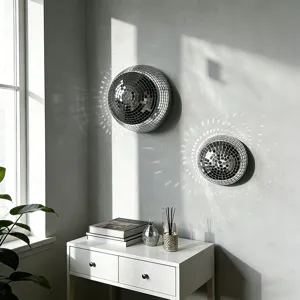 Nahaufnahme einer Spiegelkugel-Wanddekoration mit wunderschönem Lichtspiel im modernen Raum.