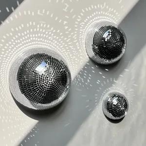 Detailaufnahme von spiegelnden Glas Diskokugeln als Wanddekoration für Lichteffekte.