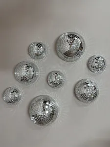 Detailansicht von silbernen Spiegel-Diskokugeln Wanddekor, reflektierende Glas-Halbkugel.