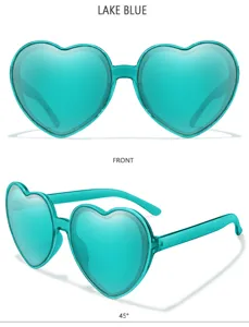 Detailansicht der himmelblauen herzförmigen Sonnenbrille, 45-Grad-Winkel, modische Brille.