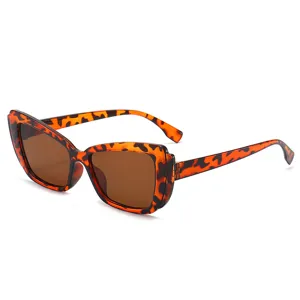 Schicke doppellagige Schmetterlingssonnenbrille mit Schildpatt-Gestell und braunen Gläsern.
