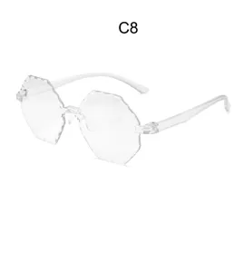 Gafas de sol transparentes sin montura con borde ondulado y patillas de color blanco.