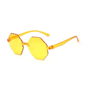 Estilosas gafas de sol de gelatina sin montura modernas de moda con diseno poligonal.