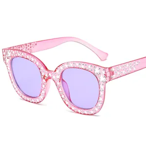 Modische rosa quadratische Sonnenbrille mit lila Gläsern und funkelnden Strasssteinen Hauptbild