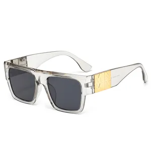 Schicke transparente Sonnenbrille mit quadratischem Rahmen, modisches chunky Design unisex.