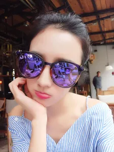 Élégantes lunettes de soleil polarisées avec monture semi-métal et rivets décoratifs.