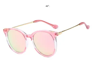Lunettes de soleil tendance à monture transparente rose et verres polarisés colorés.