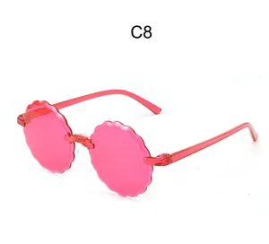 Rosa geschwungene runde Sonnenbrille Detailansicht, trendige Kinder Sonnenbrille Nahaufnahme.