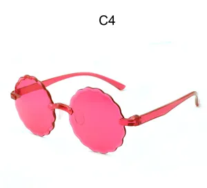 Vista di dettaglio di occhiali da sole rotondi alla moda con montatura ondulata rosa.