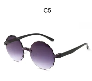 Occhiali da sole senza montatura sfumati e smerlati eleganti, occhiali rotondi floreali.