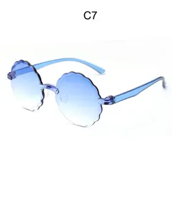 Occhiali da sole senza montatura smerlati sfumati blu dettaglio, moda donna elegante.