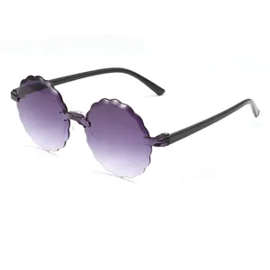 Kinder Mode runde Wellenform Sonnenbrille mit Farbverlauf lila Gläsern und schwarzen Bügeln.
