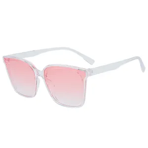 Gafas de sol de montura grande transparente con lentes degradadas en color rosa.