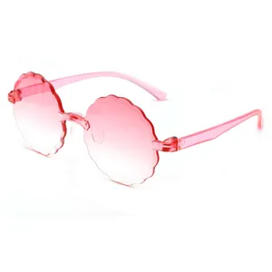 Occhiali da sole rotondi rosa sfumato da donna alla moda con design ondulato molto chic.