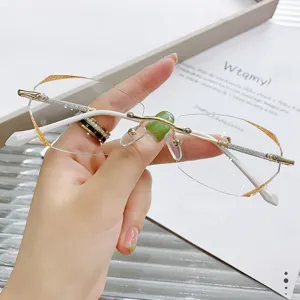 Occhiali da lettura senza montatura da donna con lenti diamantate e stanghette dorate.