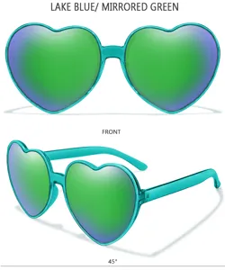 Detailaufnahme trendiger herzförmiger Sonnenbrille mit blauer Fassung und grünen Spiegelgläsern.