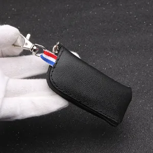 Zwarte lederen sleuteletui met ritssluiting en metalen haak, handige autosleuteltas.