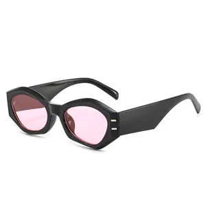Modische unregelmäßige Sonnenbrille mit schwarzen dicken Gestellen und rosa Gläsern.