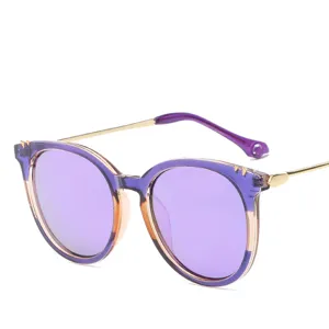 Lunettes de soleil rondes demi-métal tendance avec verres violets et branches dorées.