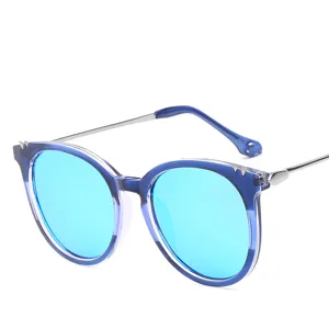 Lunettes de soleil bleues tendance pour femmes, verres colorés et branches en métal élégantes.
