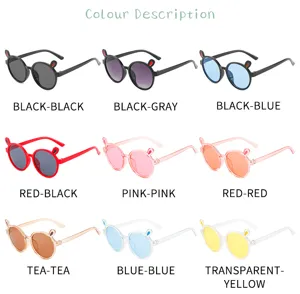 Vista detallada de hermosas gafas de sol para niños con orejas de conejo en varios colores.