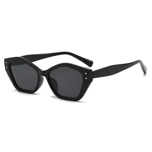 Modische schwarze polygonale Sonnenbrille mit Nieten für Damen und Herren stilvoller Sonnenschutz