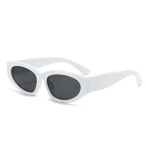 Retro Katzenauge Sonnenbrille mit dickem weißen Gestell und dunklen Gläsern für den Alltag.