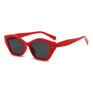 Rote polygonale Sonnenbrille für Damen und Herren Retro geometrische Sonnenbrille mit Nieten