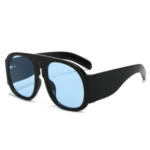 Große klobige schwarze Sonnenbrille mit trendigen hellblauen Gläsern für Damen Streetwear