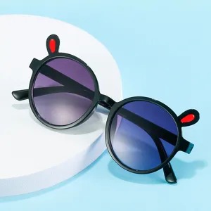 Gafas de sol infantiles con adorables orejas de conejo, montura negra redonda y lentes moradas.