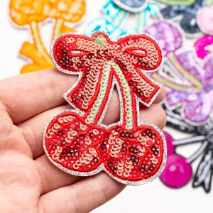Écusson brodé de cerises et nœud à paillettes brillantes pour vêtements et sacs DIY.