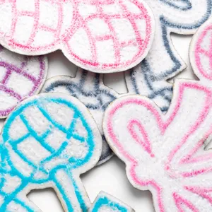 Ecussons brodes colores avec des motifs de noeud et cerise pour deco de vetements DIY.