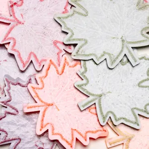 Toppe ricamate con foglie d'acero e paillettes colorate per abbigliamento, cappelli e scarpe.