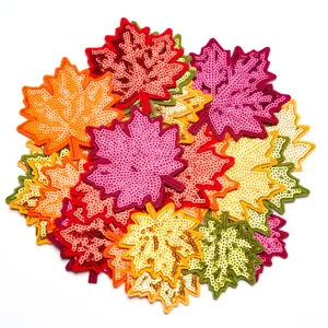 Toppe ricamate con foglie d'acero di paillettes colorate, applicazioni decorative per vestiti.