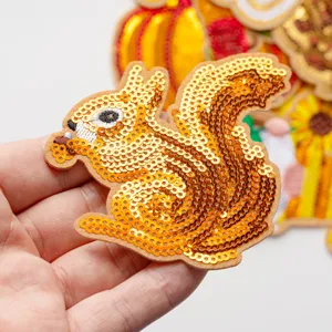 Bonito parche bordado de lentejuelas de ardilla para decoración de ropa de otoño.