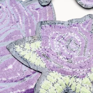 Patch de broderie de fleurs de rose violette exquise avec adhésif thermocollant vue principale.